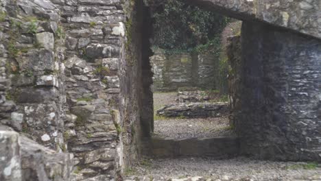 Steinruinen-Eines-Alten-Denkmals-Der-Mellifont-Abbey-In-Tullyallen,-County-Louth,-Irland
