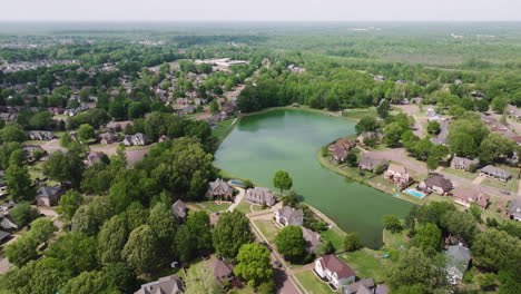 A-serene-lake-surrounded-by-lush-greenery-and-upscale-homes-in-collierville,-suburb-of-Memphis,-tennessee,-aerial-view