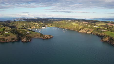 Bahía-Matiatia-En-La-Isla-Waiheke,-Auckland,-Nueva-Zelanda---Panorámica-Aérea