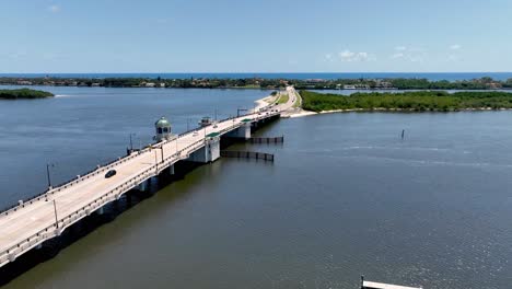 Luftangriff-Auf-Die-Brücke,-Die-Nach-Mar-a-Lago-Führt