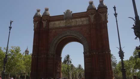 Scenic-static-shot-of-the-Arc-de-Triomf-in-Barcelona