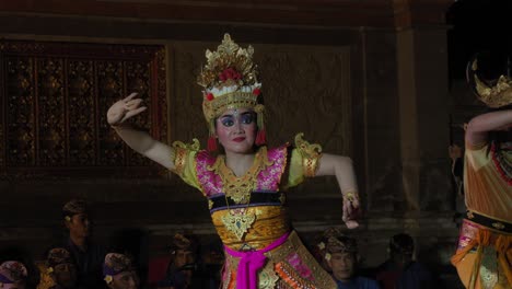 Una-Actriz-Que-Retrata-Una-Escena-Del-Ramayana,-Una-Representación-Teatral-De-La-Isla-De-Bali,-Indonesia.