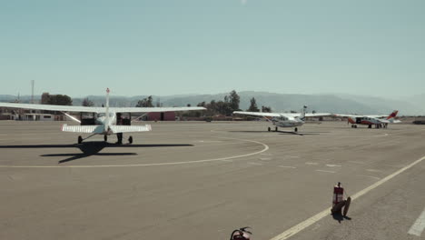 Schwenken-Auf-Kleine-Flugzeuge-Am-Flughafen-Nasca-In-Per?