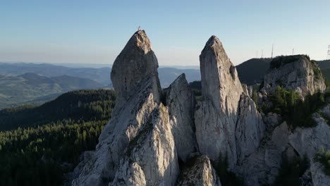 Rarau-Berg:-Ein-Sonnenverwöhntes-Meisterwerk-Aus-Zerklüfteten-Gipfeln,-üppigen-Wäldern-Und-Rauschenden-Bächen-An-Einem-Ruhigen,-Sonnigen-Morgen