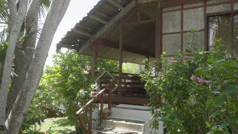Escénica-Fachada-Exterior-De-Una-Casa-De-Madera-Ecológica-En-Cebú,-Filipinas
