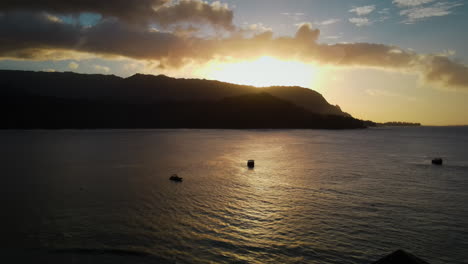 Sonnenuntergang-In-Der-Hanalei-Bay-Auf-Kauai-Mit-Pier-In-Silhouette