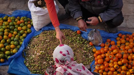 Nahaufnahme,-Erhöhte-Aufnahme-Eines-Marktstand-Austauschs,-Bhaktapur,-Kathmandutal,-Nepal