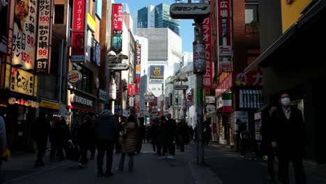Turistas-Japoneses-Comprando,-Cruzando-Carreteras,-Usando-Transporte-En-Akihabara,-Tokio,-Explorando-Los-últimos-Juegos-Y-Productos-Exclusivos-En-Medio-De-Una-Atmósfera-Vibrante,-Apertura-De-Tiendas-En-Japón-4k-30fps