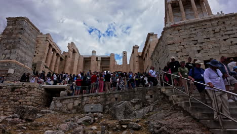 Menschen-In-Der-Schlange-Besuchen-Das-Historische-Wahrzeichen-Der-Akropolis-Von-Athen,-Griechenland