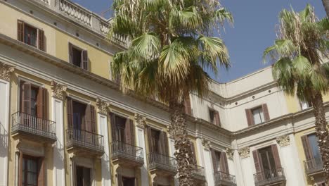 Außenansicht-Des-Wohngebäudes-Auf-Dem-Plaça-Reial-In-Barcelona