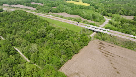 Luftaufnahme-Von-Autobahnen-Umgeben-Von-Feldern-Und-üppiger-Vegetation-In-Tennessee,-USA---Drohnenaufnahme