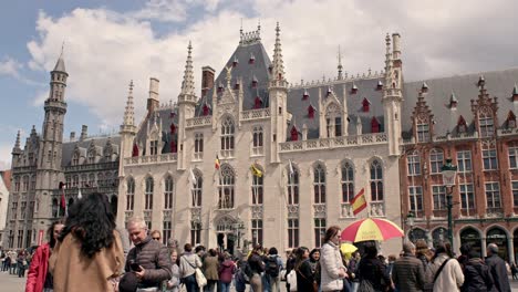 Gente-En-La-Plaza-Del-Mercado-De-Brujas,-Bélgica