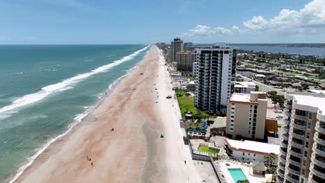 Luftaufnahmen-Von-Hotels-Entlang-Daytona-Beach,-Florida