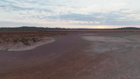 Drohnenclip-über-Einem-Abgelegenen-Salzsee-In-Westaustralien,-Der-Eine-Fußspur-Zeigt