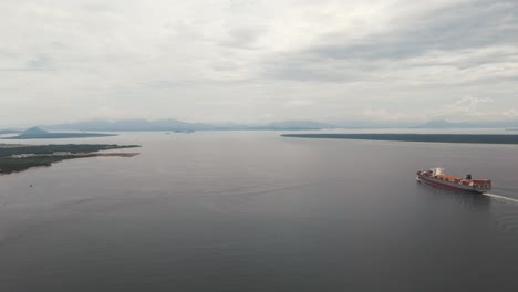 Landschaft-Mit-Frachtschiff,-Das-Durch-Die-Bucht-Von-Paranagua-In-Richtung-Hafen-Segelt,-Paraná,-Brasilien