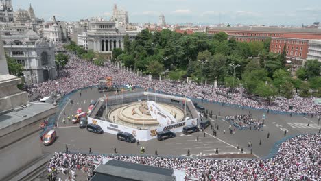 Miles-De-Aficionados-Del-Real-Madrid-Se-Reúnen-En-La-Plaza-De-Cibeles-Para-Celebrar-Con-Los-Jugadores-Del-Real-Madrid-El-36º-Título-De-La-Liga-Española-De-Fútbol,-La-Copa-De-La-Liga-En-Madrid,-España.