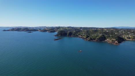 Panoramablick-Auf-Die-Meereslandschaft,-Waiheke-Island,-Auckland,-Neuseeland---Drohnenaufnahme