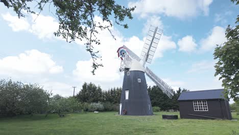 Thelnetham-Oder-Button-Tower-Mill-Restauriert,-Nostalgisches-Wahrzeichen-Von-Suffolk