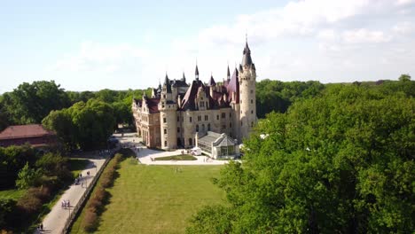 Historischer-Palast-Des-Schlosses-Moszna-In-Polen-–-Luftaufnahme-Einer-Drohne