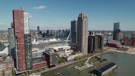 Erasmusbrücke-Durch-Die-Skyline-Der-Stadt-Rotterdam-In-Den-Niederlanden