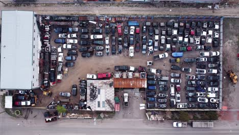 Draufsicht-Einer-Drohnenaufnahme-Des-Autowrackplatzes