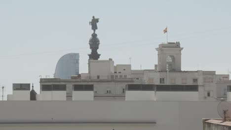 Malerische-Statische-Ansicht-Des-Christophe-Columbus-Denkmals-Und-Des-Ikonischen-Hotels-Im-Hintergrund