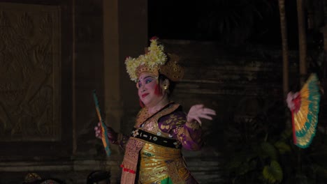 Una-Actriz-Que-Retrata-Una-Escena-Del-Ramayana,-Una-Representación-Teatral-De-La-Isla-De-Bali,-Indonesia.