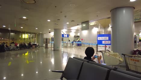 Chinesen-Warten-Während-Der-Covid-19-Pandemie-Im-Hauptstadtflughafen-Von-Peking-Darauf,-Ein-Verkehrsflugzeug-Zu-Besteigen