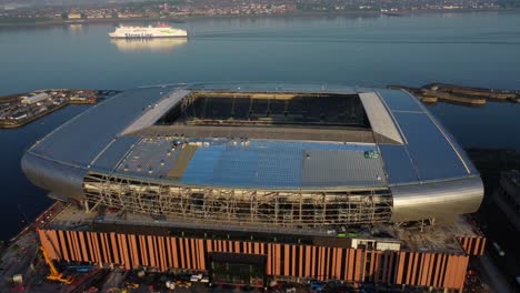 Bramley-Moore-Dock-Everton-Football-Club-Vista-Aérea-Sobre-La-Construcción-Del-Estadio-Con-Stena-Boat-En-El-Paseo-Marítimo-De-Liverpool