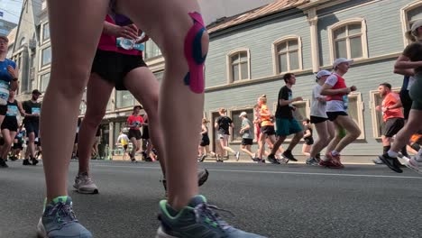 19.-Mai-2024,-Rimi-Riga-Marathon-Lettland:-Marathonläufer-Drängen-Sich-10-Km-Weit,-Vorderansicht