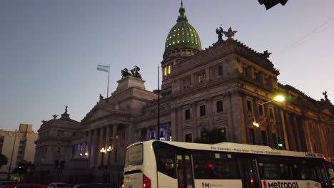 Starker-Verkehr,-Avenue-Des-Nationalkongresses-Von-Argentinien,-Skyline-Bei-Sonnenuntergang-In-Buenos-Aires