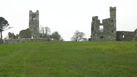 Historische-Ruinen-Der-St.-Erc&#39;s-Kirche-Und-Des-College-Auf-Dem-Hügel-Von-Slane,-Irland,-Mit-üppigen-Grünen-Feldern-Im-Vordergrund