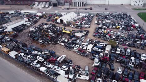 Drohnenaufnahme,-Die-Eine-Draufsicht-Auf-Den-Autowrackplatz-Zeigt