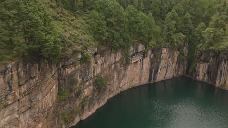 Luftaufnahme-Einer-Drohne-Mit-Blick-Auf-Die-Klippen-In-Der-Nähe-Des-Vulkansees-Tritriva-Auf-Dem-Land-In-Der-Nähe-Von-Antsirabe-In-Madagaskar