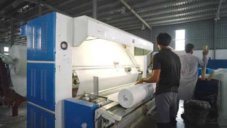 Empleados-Paquistaníes-Trabajadores-Que-Trabajan-En-Una-Industria-Textil