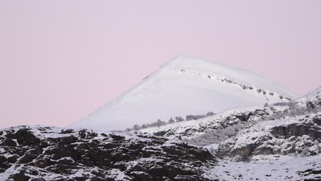 Cielo-Rosado-Contrastante,-Rocas-Grises,-Nieve-Blanca-En-La-Loma-Del-Pliegue-Tumbado,-Patagonia