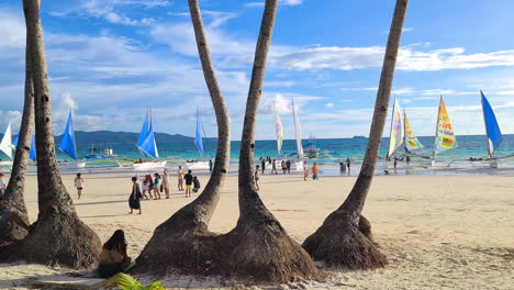 Insel-Boracay,-Philippinen,-Menschen-Am-Weißen-Strand,-Segelboote-Und-Palmen,-Panorama