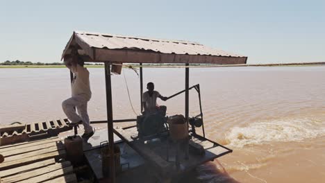 Capitán-Conduciendo-Ferry-En-El-Río-Tsiribihina