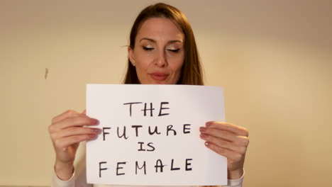 Enthusiastische-Frau-Mit-Einem-Schild-Mit-Der-Aufschrift-„Die-Zukunft-Ist-Weiblich“,-Eine-Ermutigende-Botschaft