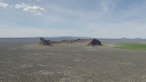 Drohnenaufnahme-Der-Geologischen-Formation-Fort-Rock-In-Zentral-Oregon-|-4k-60 fps