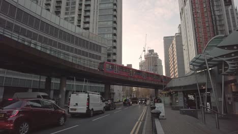 Perspektivische-Aufnahme-Eines-Londoner-U-Bahn-Fahrzeugs,-Das-Durch-Canary-Wharf-Fährt