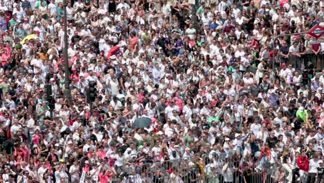 Para-Celebrar-La-Victoria-Número-36-Del-Real-Madrid-En-La-Liga,-Miles-De-Aficionados-Se-Reunieron-Con-Los-Jugadores-En-La-Plaza-Cibeles-De-Madrid,-España.