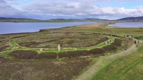 Luftaufnahme,-Ring-Of-Brodgar,-Prähistorisches-Wahrzeichen-Und-Touristen,-Stromness,-Orkney,-Schottland,-Großbritannien,-60 fps