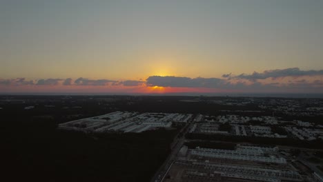 Drohnenansicht-Eines-Wunderschönen-Sonnenuntergangs-Mit-Sonnenlichtstreuung-Am-Abend