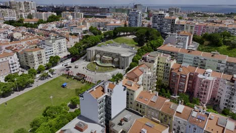 Drohnenaufnahme-Von-Fonte-De-Luminosa-In-Alameda,-Lissabon