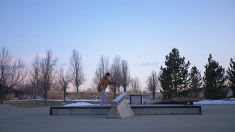 Skateboarden-Im-Skatepark-Im-Schnee