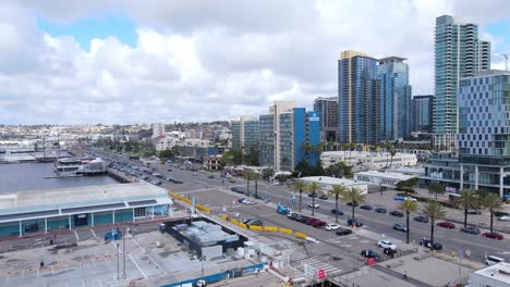 Parque-Frente-Al-Mar-En-El-Centro-De-San-Diego,-Vista-Aérea-De-Drones