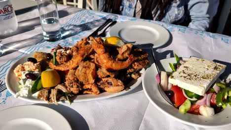 Griechische-Meeresfrüchteplatte-Mit-Frischem-Salat-Und-Käse,-Serviert-Im-Freien-Im-Restaurant-Zaros