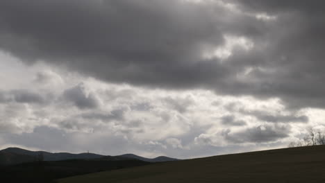 Nubes-De-Tormenta-Oscuras-Y-Soleadas-Sobre-La-Montaña.
