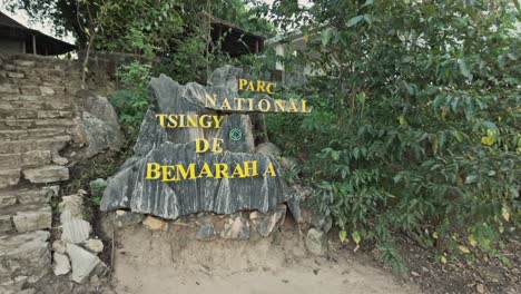 Schild-Und-Parkeingang-Des-Tsingy-De-Bemaraha-Nationalparks